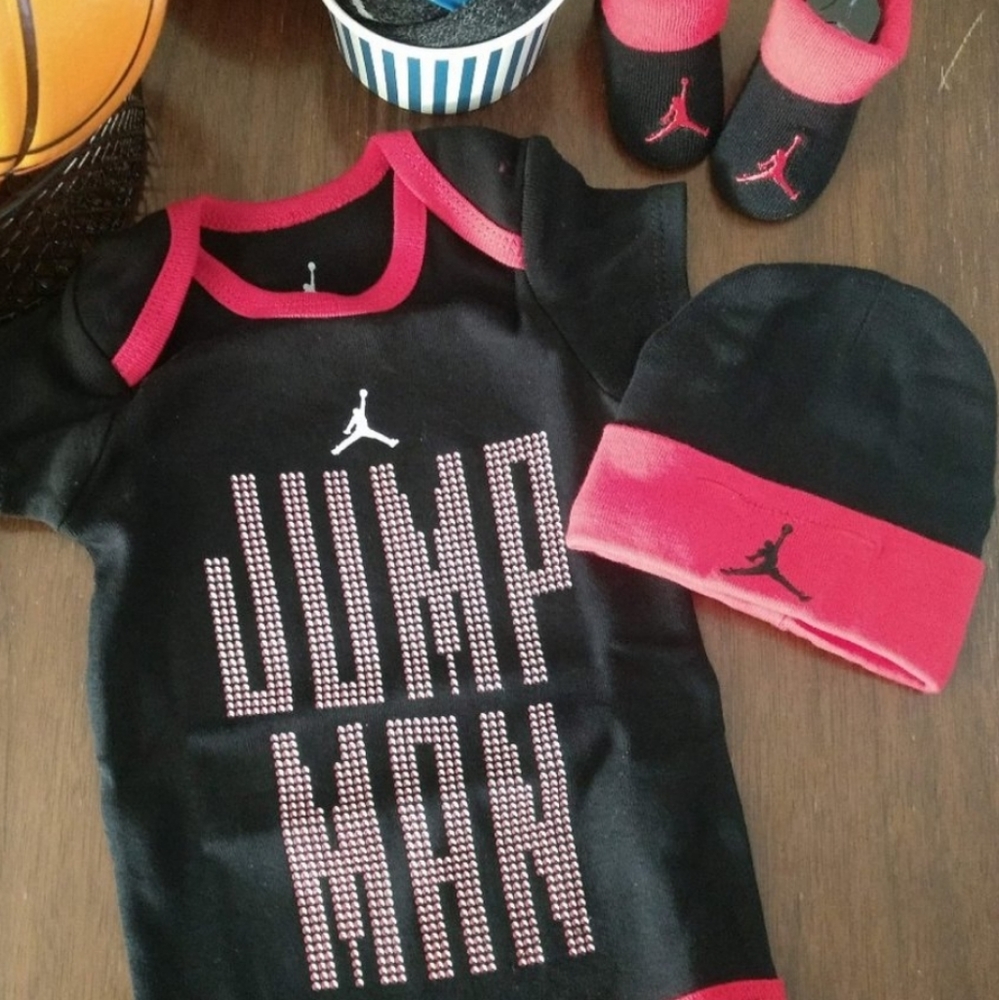 🏀Jordan Bodysuit, Hat & Booties 3 Piece Gift Set, 0-6 months